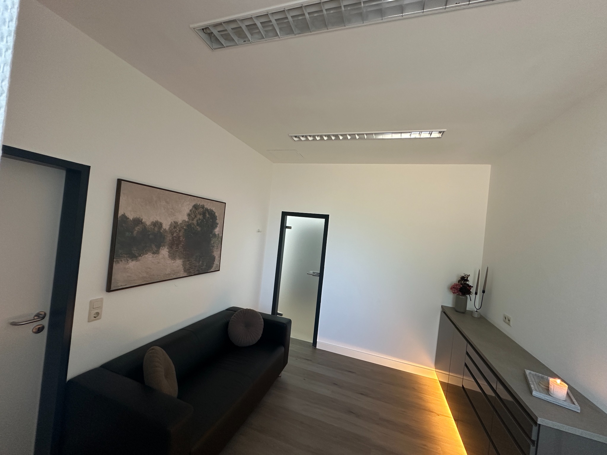 Privatpatienten-Lounge mit Sofa und indirekter Beleuchtung